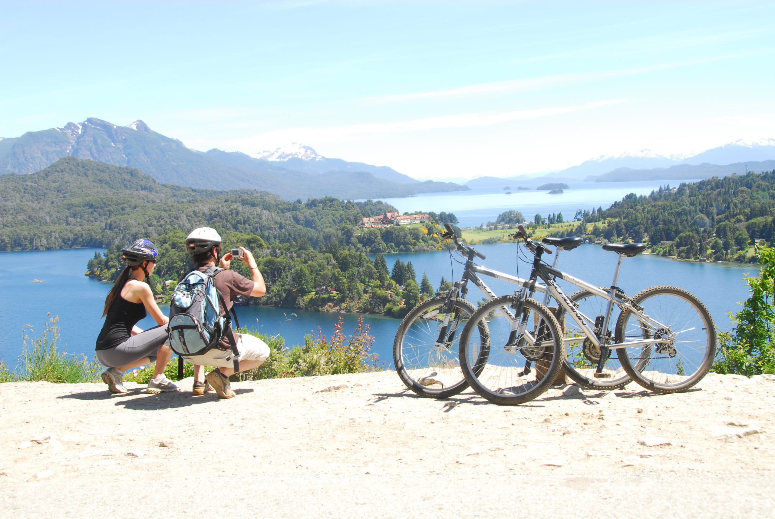 Bicicletas frente a los lagos y montañas de Circuito Chico en Bariloche